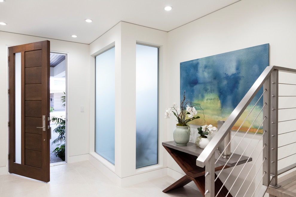 Modernes Foyer mit weißer Wandfarbe, Einzeltür, dunkler Holzhaustür und beigem Boden in Los Angeles