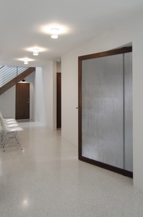 Example of a minimalist entryway design in San Francisco