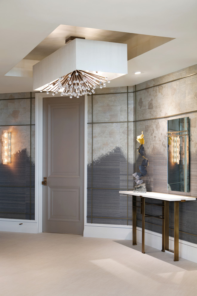 Источник вдохновения для домашнего уюта: фойе среднего размера в стиле фьюжн с серебряными стенами, полом из керамогранита, одностворчатой входной дверью, серой входной дверью и бежевым полом