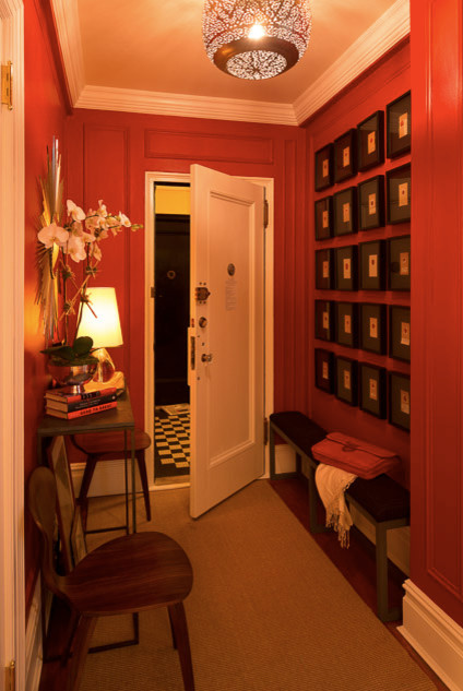 Kleines Modernes Foyer mit roter Wandfarbe, braunem Holzboden, Einzeltür und weißer Haustür in New York
