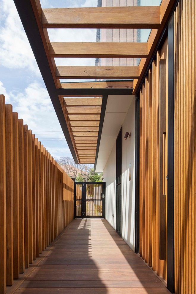 Große Moderne Haustür mit weißer Wandfarbe, braunem Holzboden, Einzeltür, hellbrauner Holzhaustür und braunem Boden in Sydney