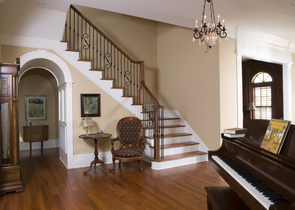Klassisches Foyer mit beiger Wandfarbe und braunem Holzboden in Charleston