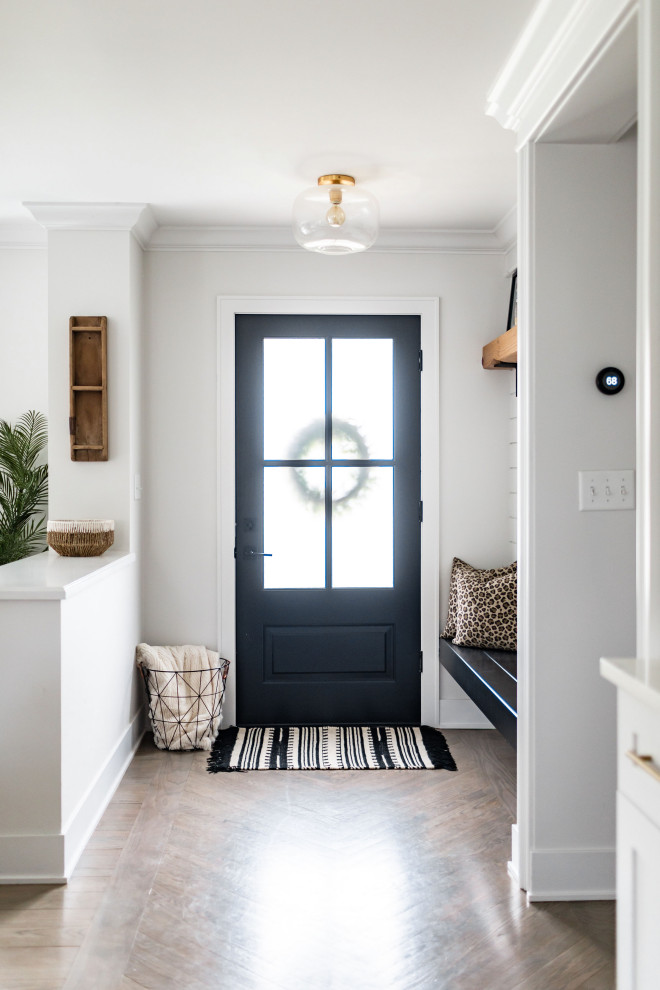 Mittelgroße Klassische Haustür mit weißer Wandfarbe, braunem Holzboden, Einzeltür, schwarzer Haustür und grauem Boden in Minneapolis