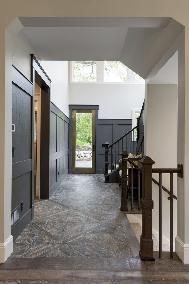 Идея дизайна: фойе среднего размера в стиле неоклассика (современная классика) с серыми стенами, одностворчатой входной дверью, коричневым полом и металлической входной дверью