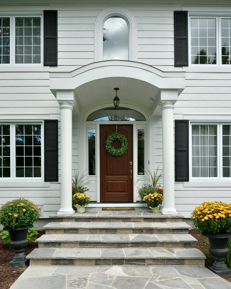 На фото: входная дверь в классическом стиле с одностворчатой входной дверью