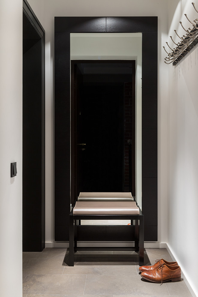 Cette photo montre une petite entrée tendance avec un mur blanc, un sol en carrelage de céramique, une porte simple et une porte noire.