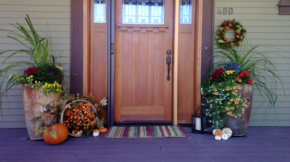 Cette image montre une porte d'entrée craftsman avec une porte simple et une porte en bois brun.