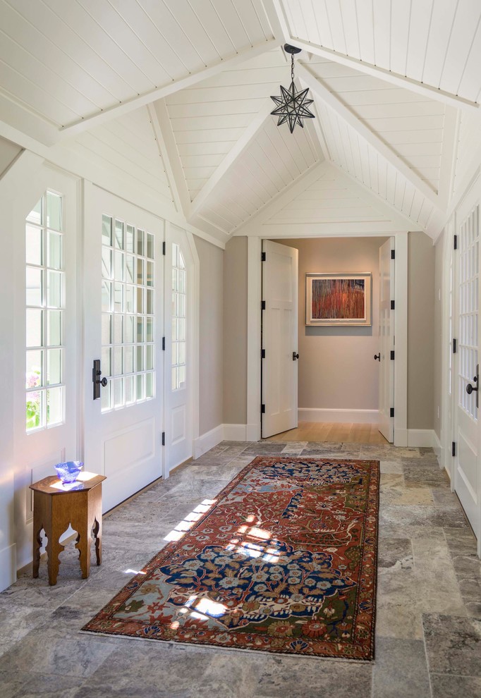 Cette image montre un grand hall d'entrée craftsman avec une porte simple et une porte verte.