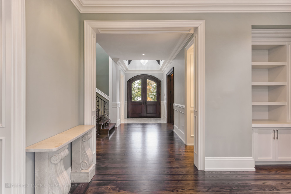 Geräumige Klassische Haustür mit grauer Wandfarbe, braunem Holzboden, Doppeltür und dunkler Holzhaustür in Toronto