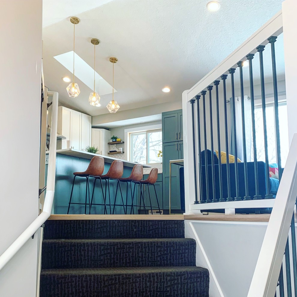 Источник вдохновения для домашнего уюта: маленькое фойе в стиле ретро с серыми стенами, ковровым покрытием, одностворчатой входной дверью, синей входной дверью и коричневым полом для на участке и в саду