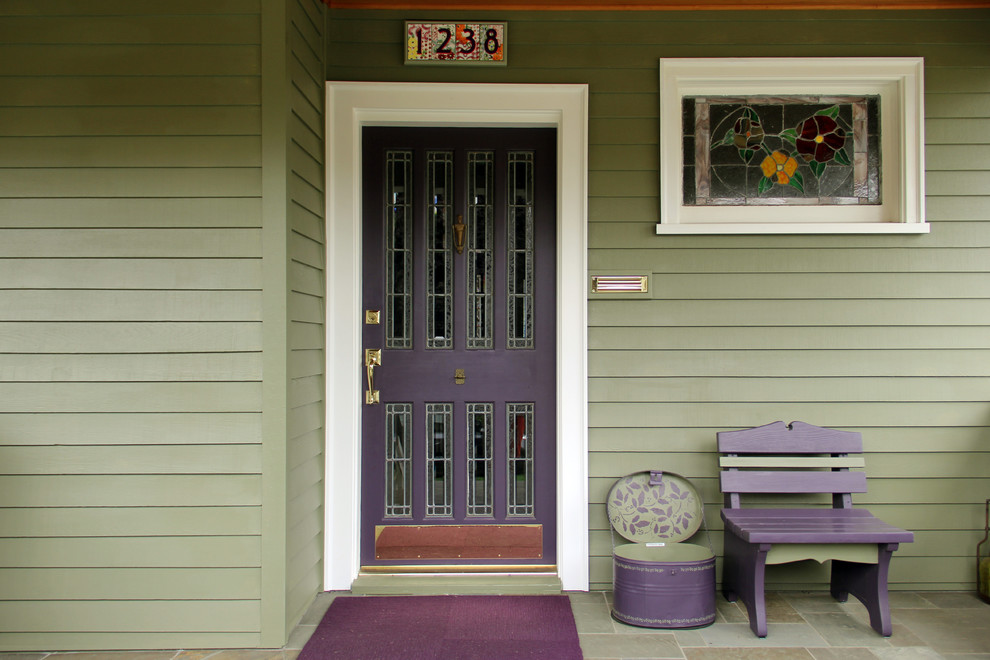 На фото: входная дверь среднего размера в стиле кантри с зелеными стенами, полом из сланца, одностворчатой входной дверью и фиолетовой входной дверью
