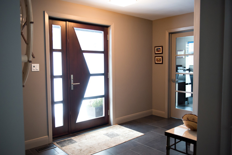 Modelo de puerta principal minimalista grande con paredes marrones, suelo de baldosas de porcelana, puerta simple y puerta de madera oscura
