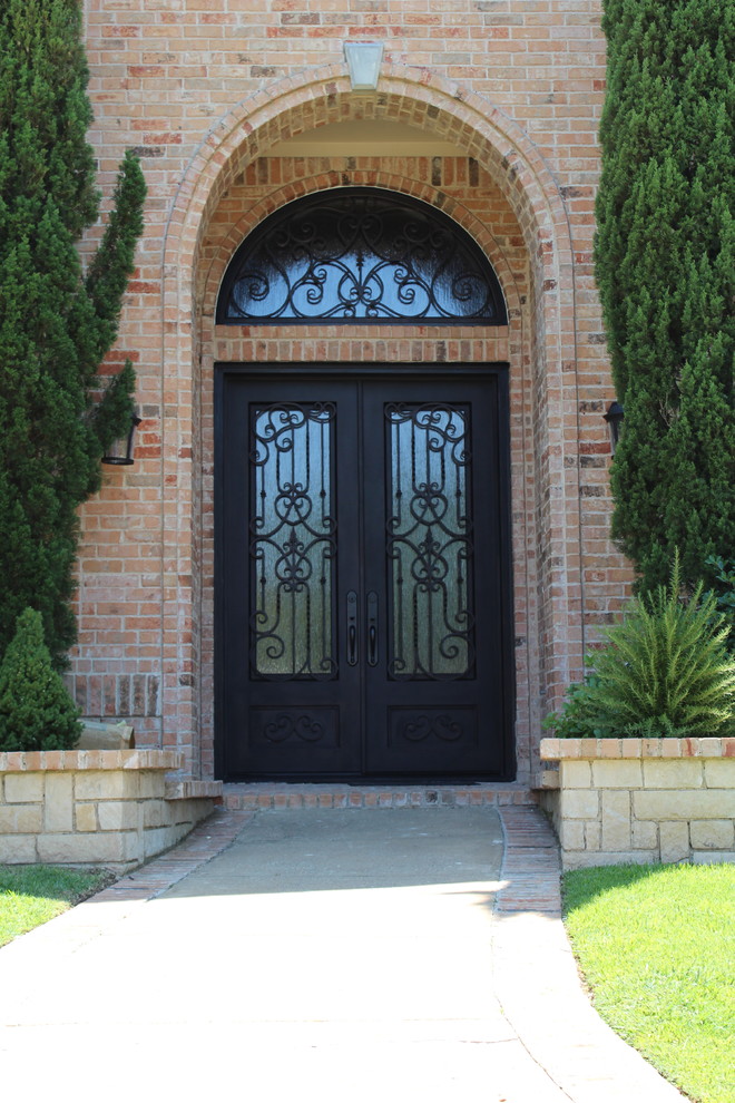 Imagen de puerta principal clásica con puerta doble y puerta metalizada
