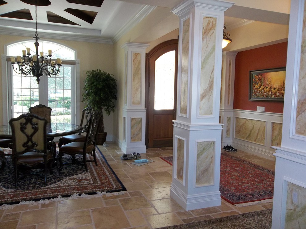 Mittelgroßes Mediterranes Foyer mit beiger Wandfarbe, Travertin, Doppeltür, hellbrauner Holzhaustür und beigem Boden in Tampa