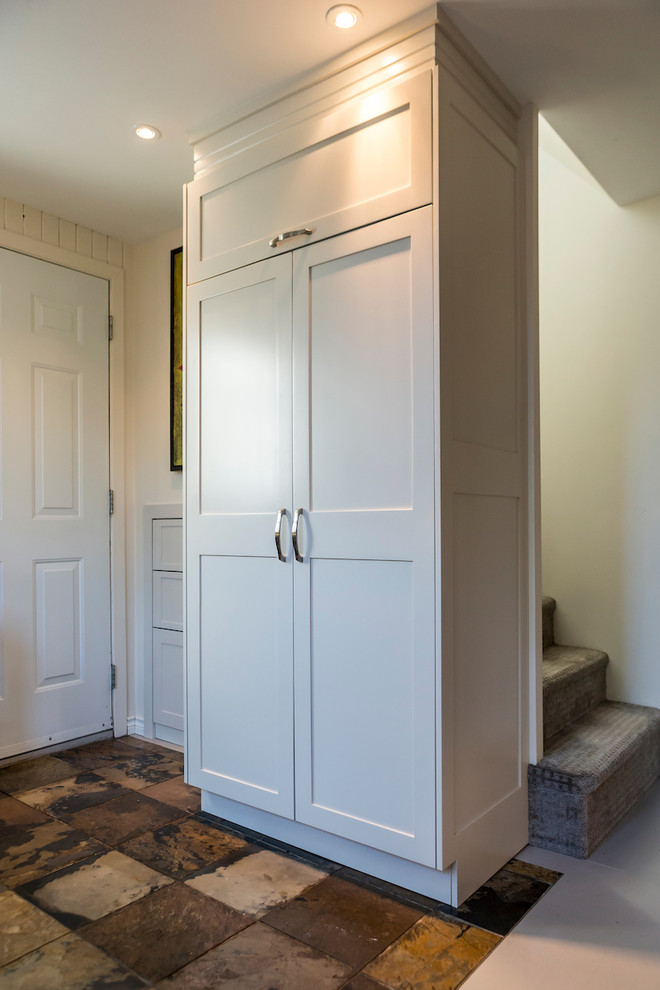 Modelo de vestíbulo clásico renovado pequeño con paredes blancas, suelo de madera pintada, puerta simple, puerta blanca y suelo beige