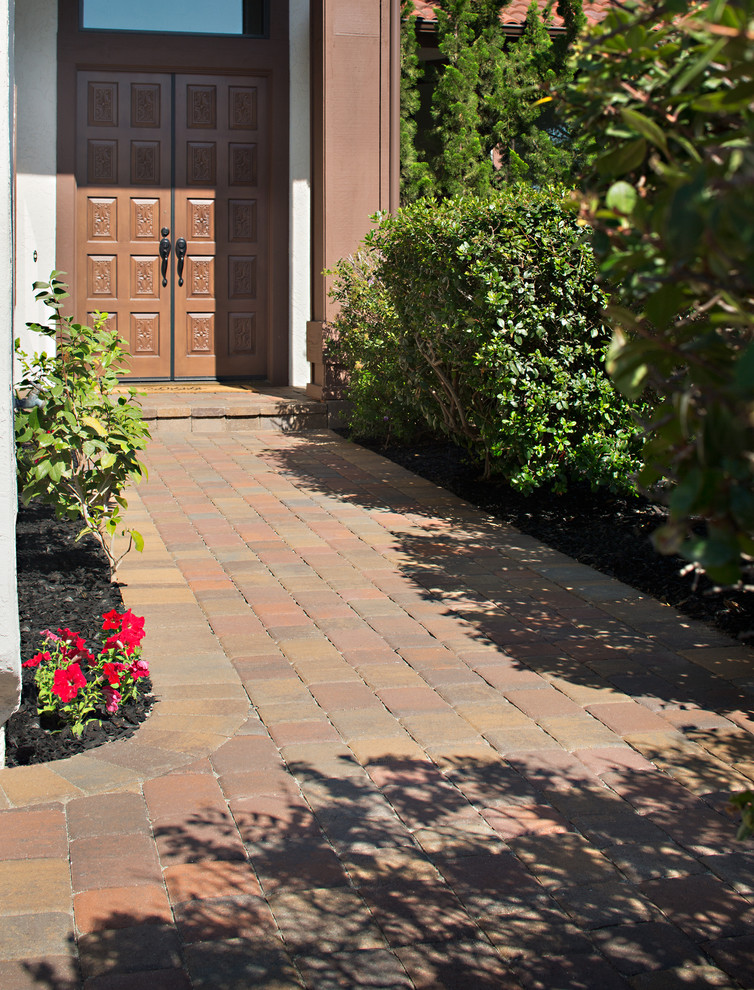 Inspiration for a classic entrance in San Diego.