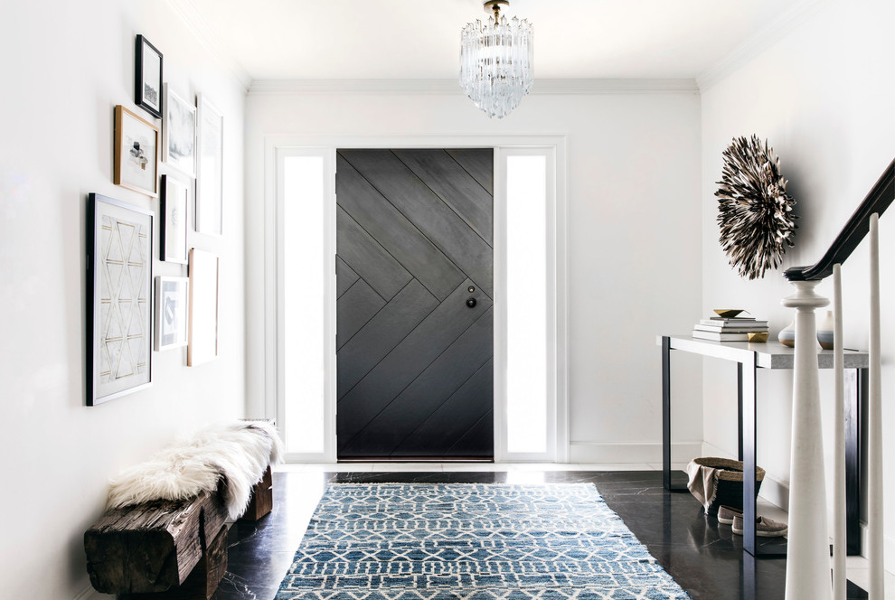Идея дизайна: фойе в стиле неоклассика (современная классика) с белыми стенами, темным паркетным полом, одностворчатой входной дверью, черной входной дверью и коричневым полом