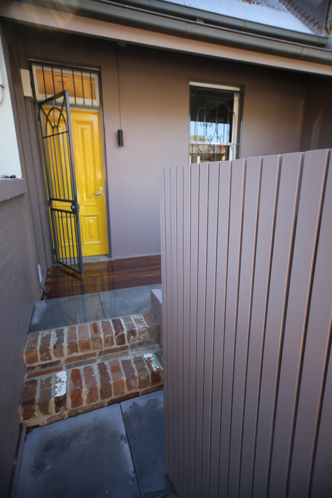 Kleine Moderne Haustür mit Einzeltür, gelber Haustür und bunten Wänden in Sydney