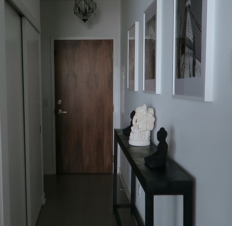 Ispirazione per un piccolo corridoio minimal con pareti bianche, pavimento con piastrelle in ceramica, una porta singola e una porta in legno bruno