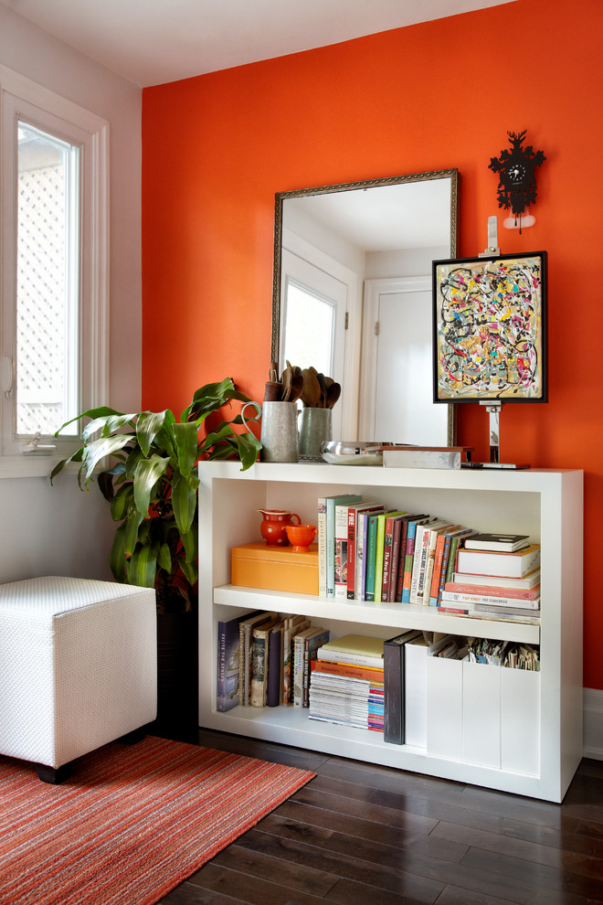 Idées déco pour une petite entrée contemporaine avec un vestiaire, un mur orange, parquet foncé, une porte simple et une porte noire.