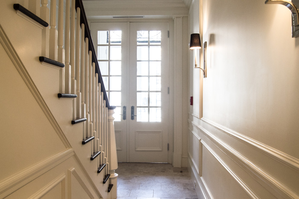 Idee per un piccolo corridoio classico con pareti bianche, parquet scuro, una porta a due ante e una porta in vetro