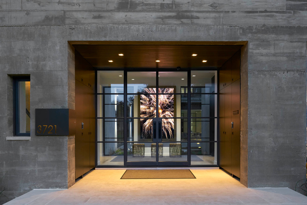 Großer Moderner Eingang mit Korridor, weißer Wandfarbe, Betonboden, Einzeltür, Haustür aus Glas und grauem Boden in Dallas