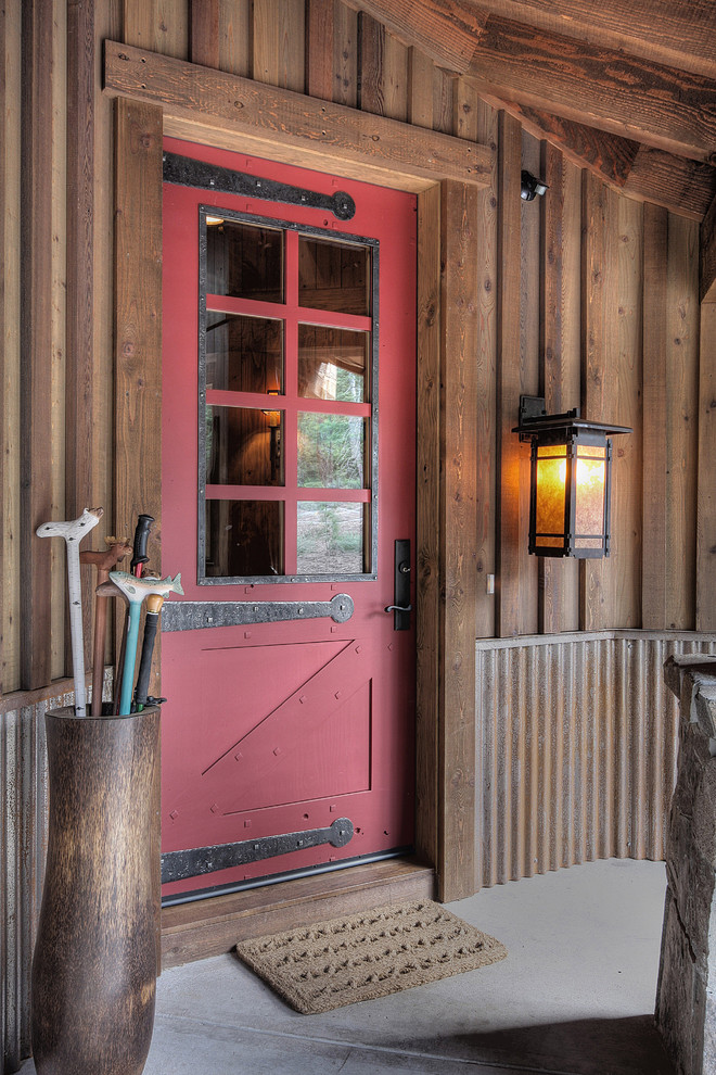 Réalisation d'une entrée tradition avec une porte simple et une porte rouge.