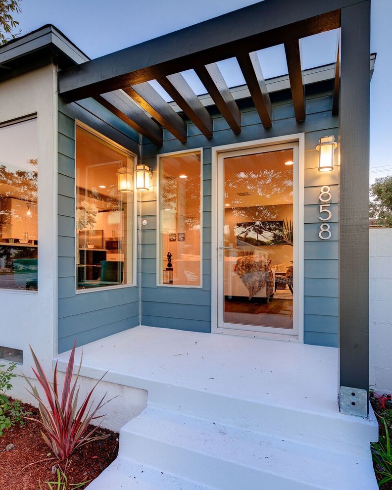 Mittelgroße Moderne Haustür mit blauer Wandfarbe, Betonboden, Einzeltür und Haustür aus Glas in Los Angeles