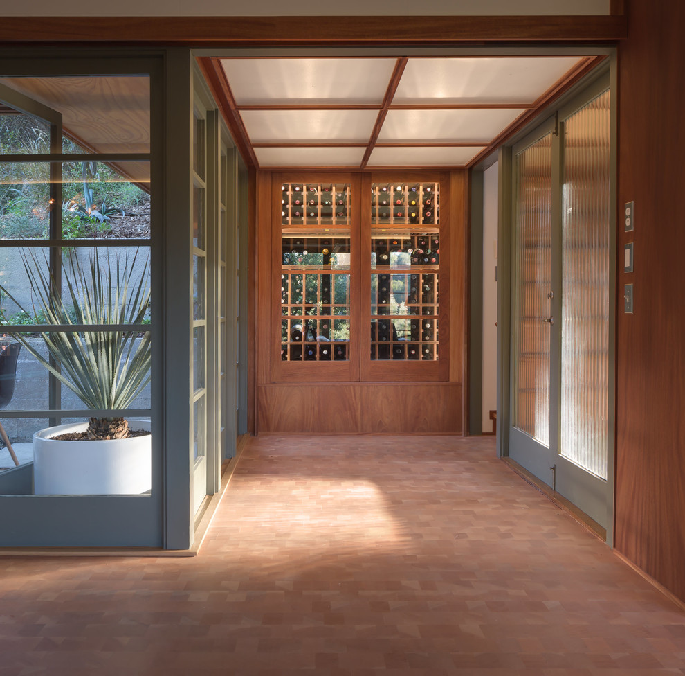 Idee per un ingresso o corridoio moderno con pavimento in legno massello medio, una porta a due ante e una porta in vetro