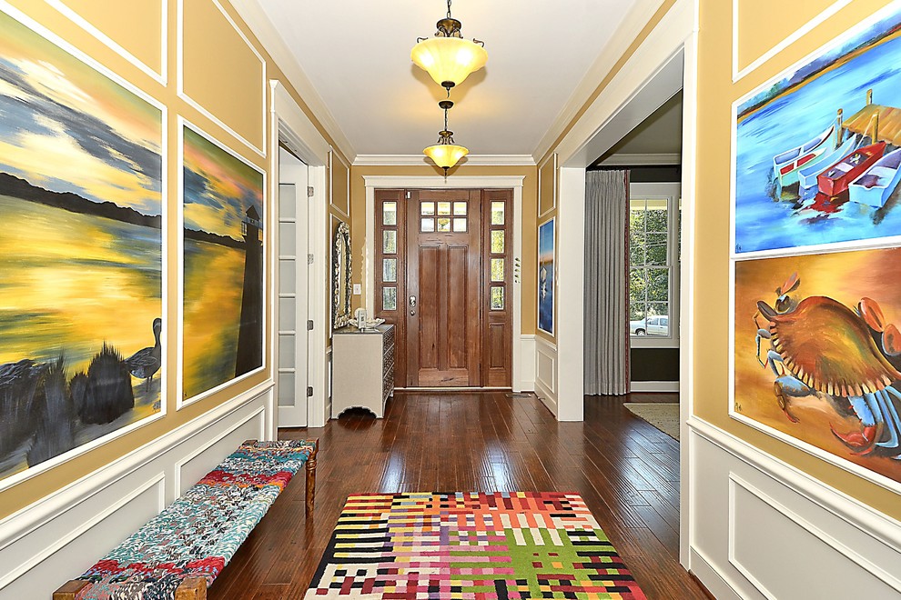 Großes Uriges Foyer mit gelber Wandfarbe, dunklem Holzboden, Einzeltür, dunkler Holzhaustür und braunem Boden in Baltimore