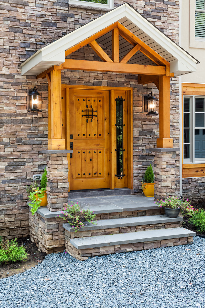 Foto di una porta d'ingresso chic di medie dimensioni con una porta in legno chiaro, pareti beige e una porta singola
