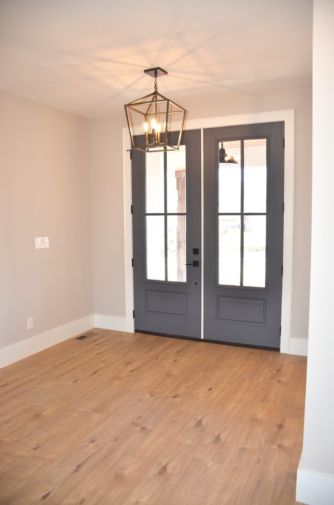 Landhaus Eingang mit grauer Wandfarbe, hellem Holzboden, Doppeltür und grauer Haustür in Sonstige