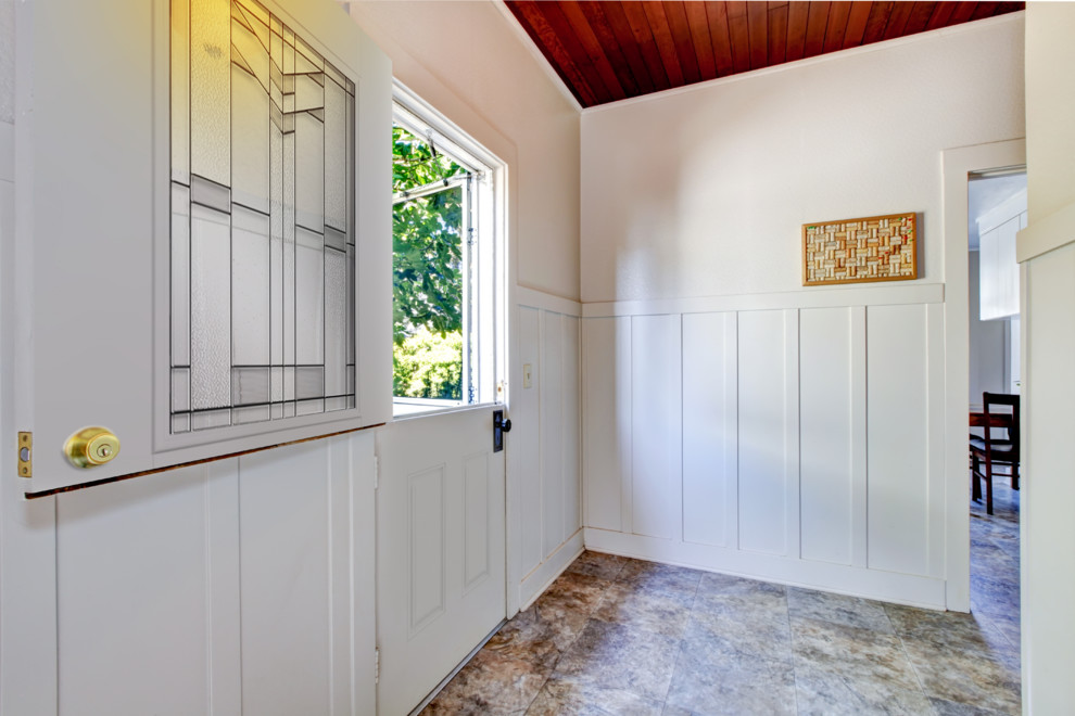Стильный дизайн: входная дверь среднего размера в стиле кантри с белыми стенами, полом из керамической плитки, голландской входной дверью и белой входной дверью - последний тренд