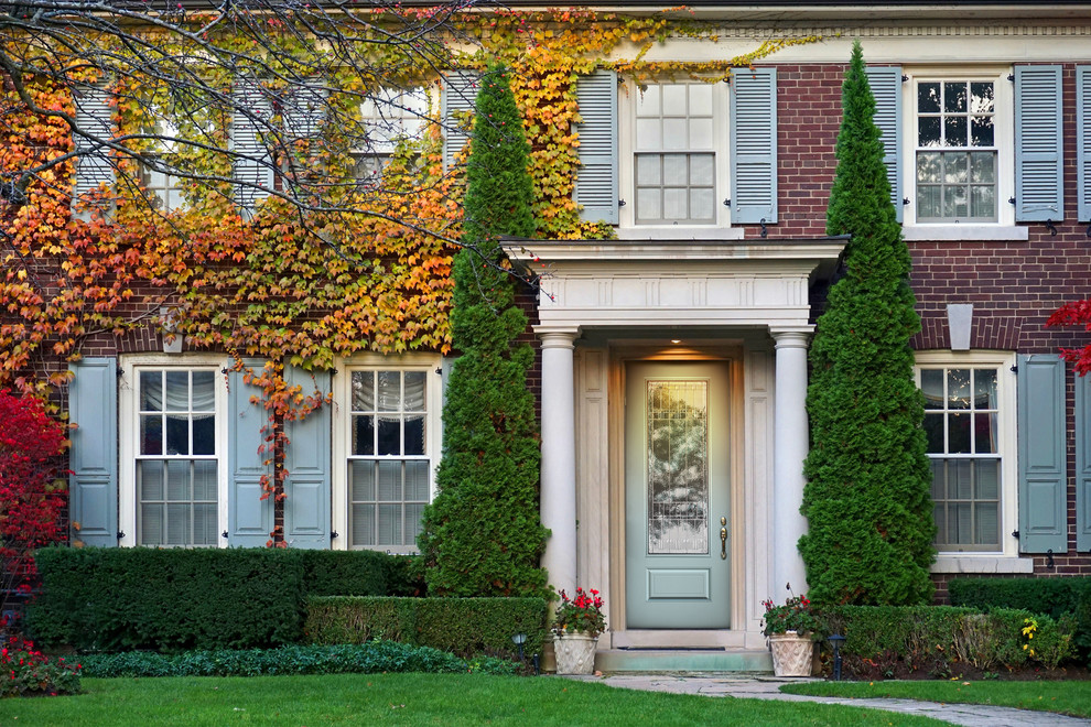 Источник вдохновения для домашнего уюта: огромная входная дверь в классическом стиле с красными стенами, бетонным полом, одностворчатой входной дверью, синей входной дверью и серым полом