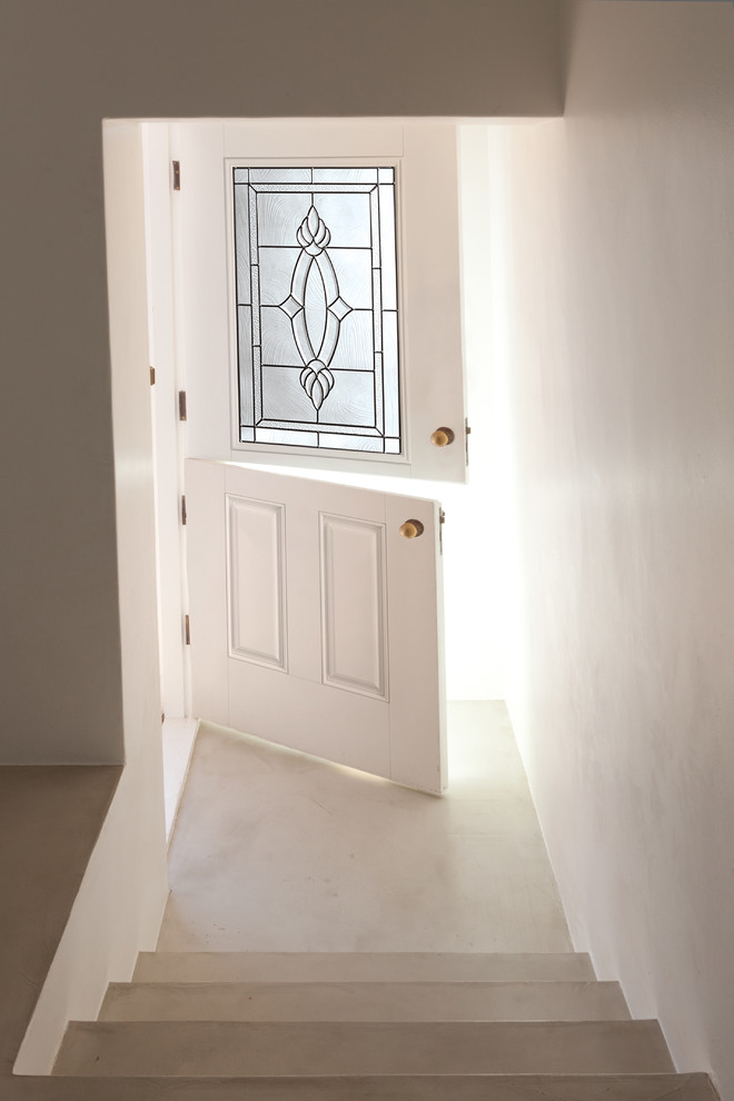 Источник вдохновения для домашнего уюта: прихожая в стиле лофт с белыми стенами, бетонным полом и голландской входной дверью