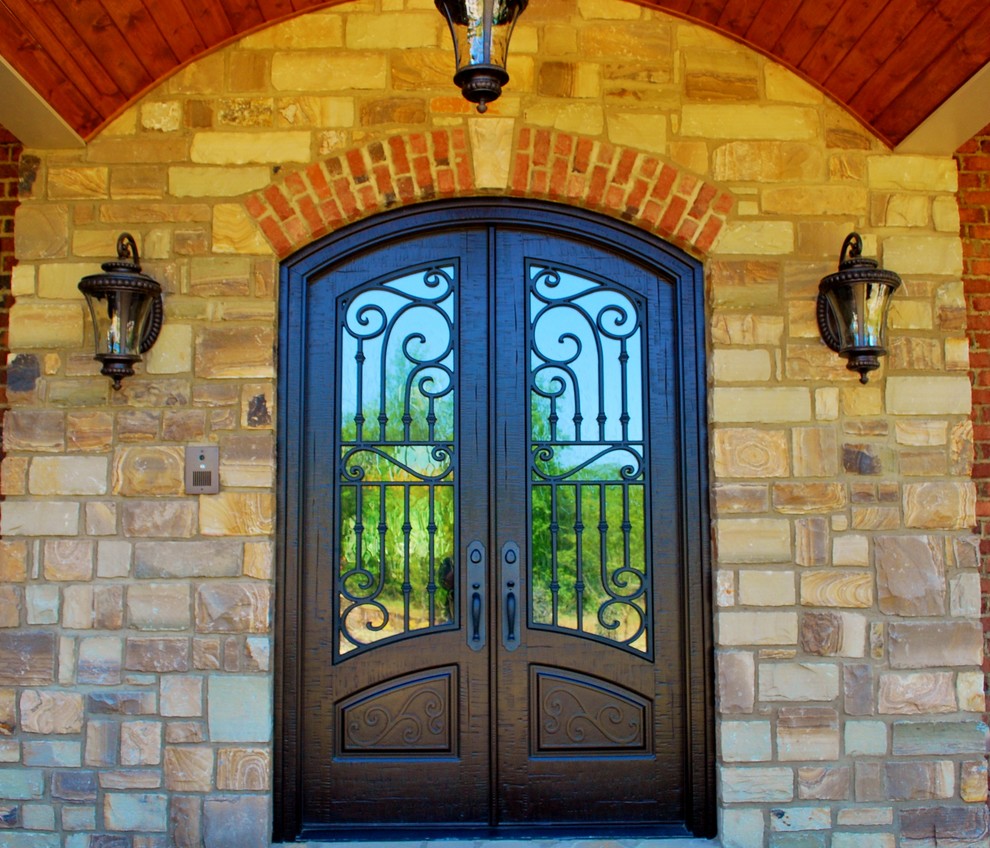 Immagine di un ingresso o corridoio tradizionale con una porta a due ante