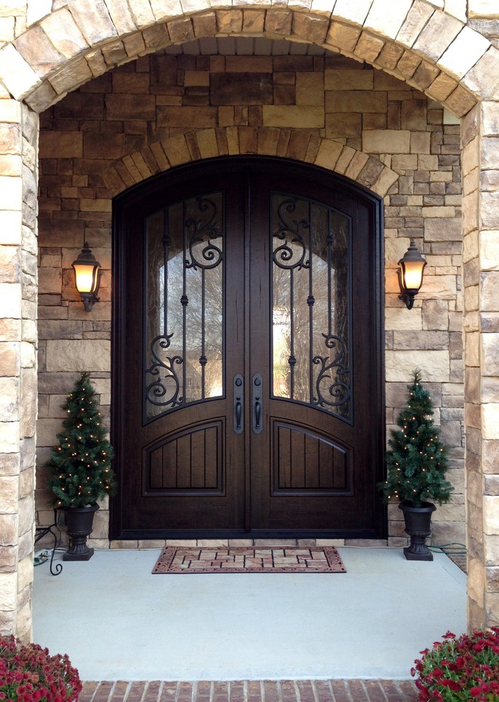 Ispirazione per una porta d'ingresso classica di medie dimensioni con pareti beige, pavimento in cemento, una porta a due ante, una porta in legno scuro e pavimento grigio