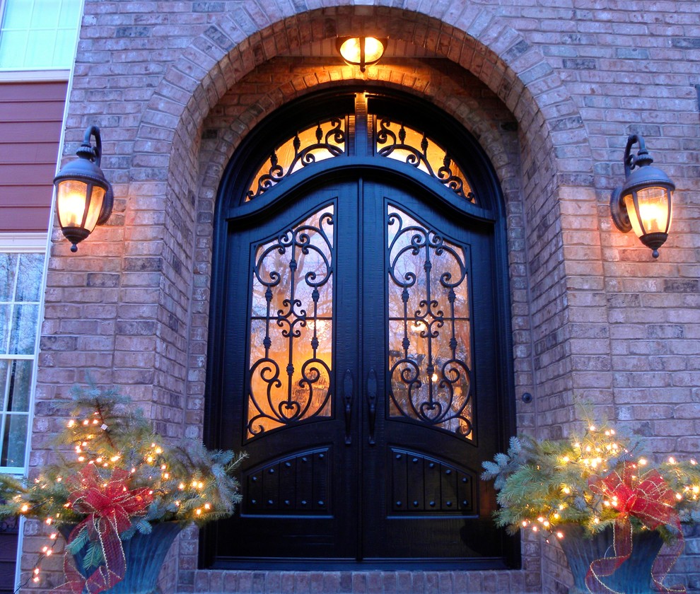 Пример оригинального дизайна: входная дверь среднего размера в классическом стиле с красными стенами, двустворчатой входной дверью, черной входной дверью и красным полом