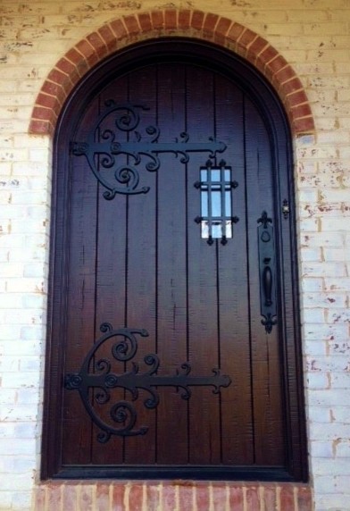 Idee per una porta d'ingresso bohémian con una porta singola e una porta in legno scuro