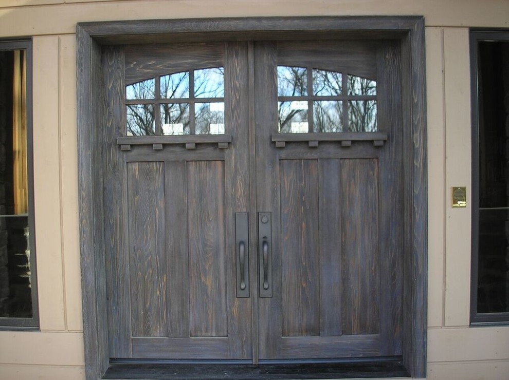 Стильный дизайн: большая входная дверь в стиле фьюжн с двустворчатой входной дверью и серой входной дверью - последний тренд
