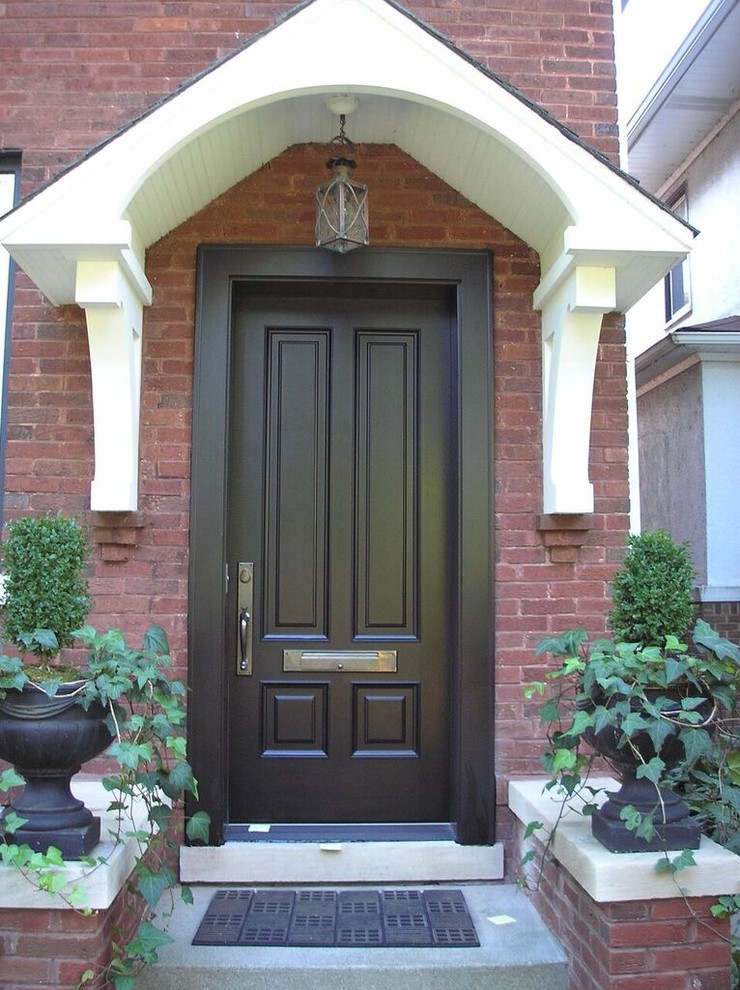 Imagen de puerta principal clásica grande con puerta simple y puerta negra