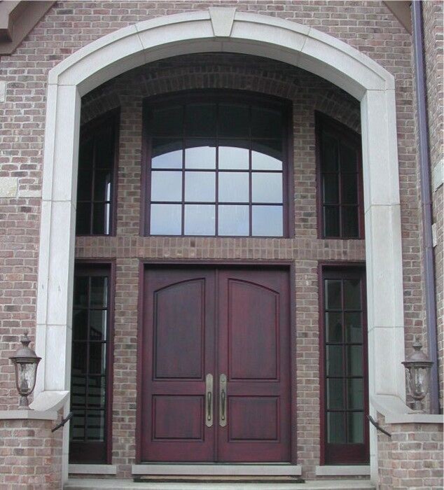 Esempio di una porta d'ingresso classica di medie dimensioni con una porta singola e una porta in metallo