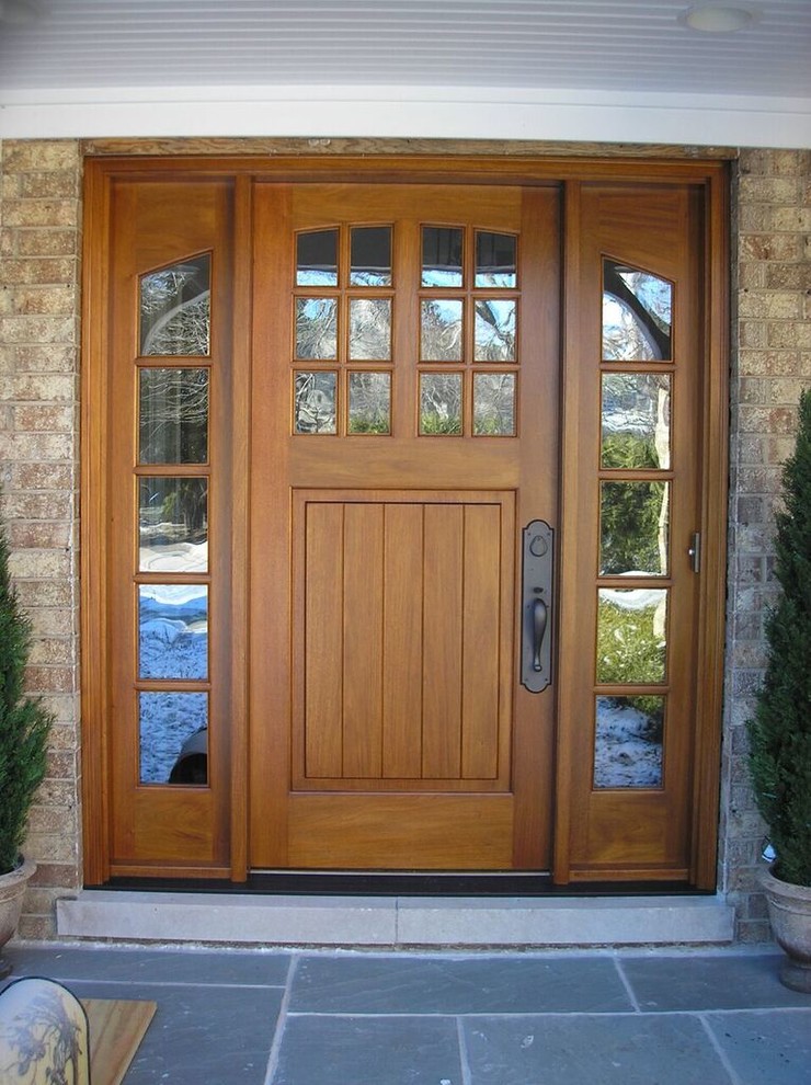 Idee per una grande porta d'ingresso stile americano con una porta singola e una porta in legno chiaro