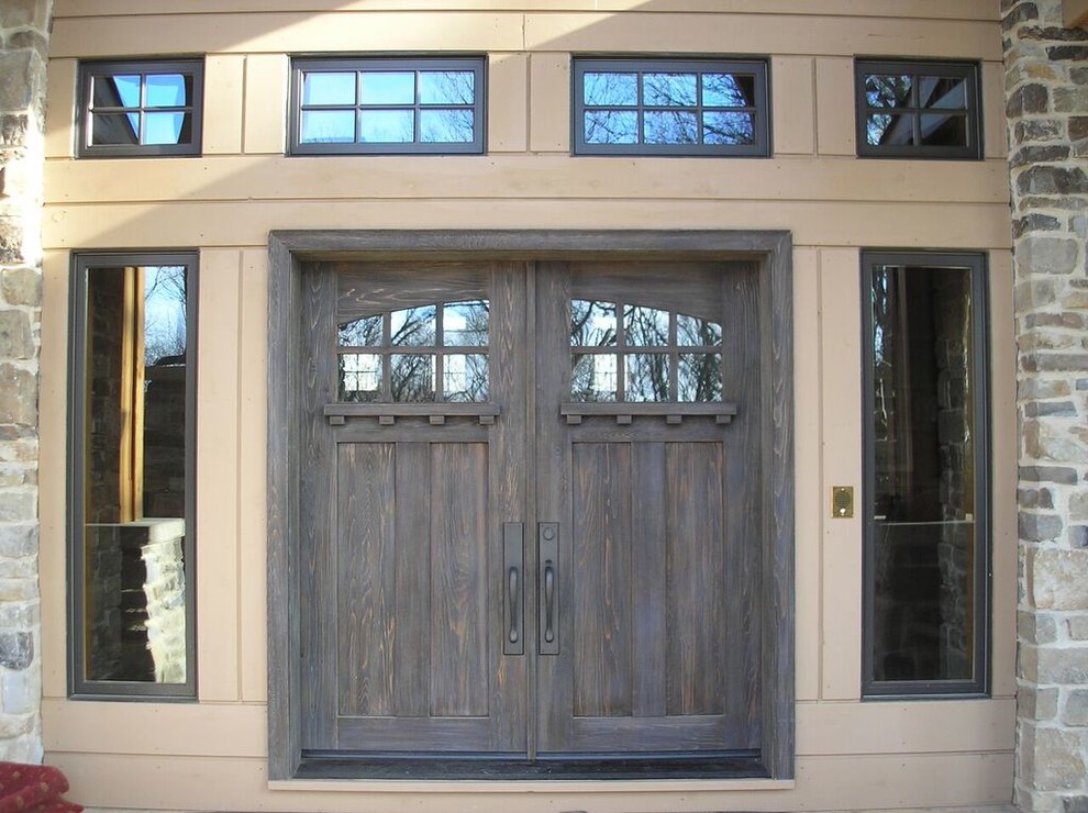 Идея дизайна: большая входная дверь в стиле фьюжн с двустворчатой входной дверью