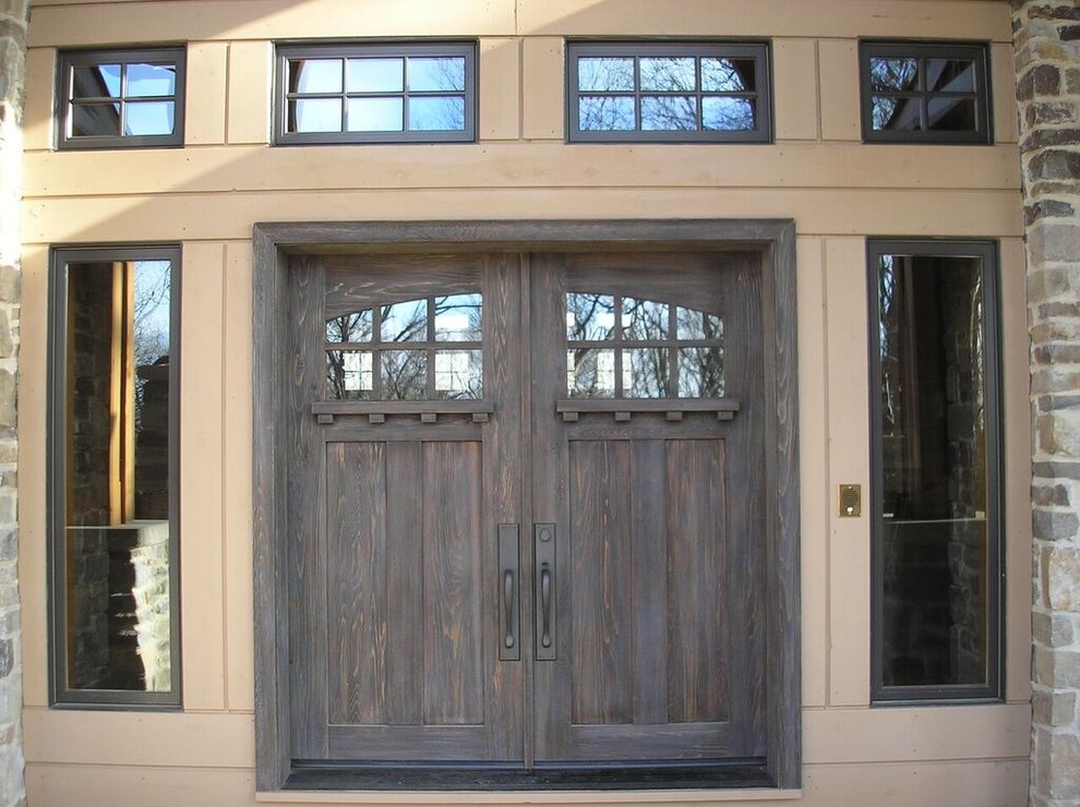 Foto de puerta principal de estilo americano grande con puerta doble y puerta gris