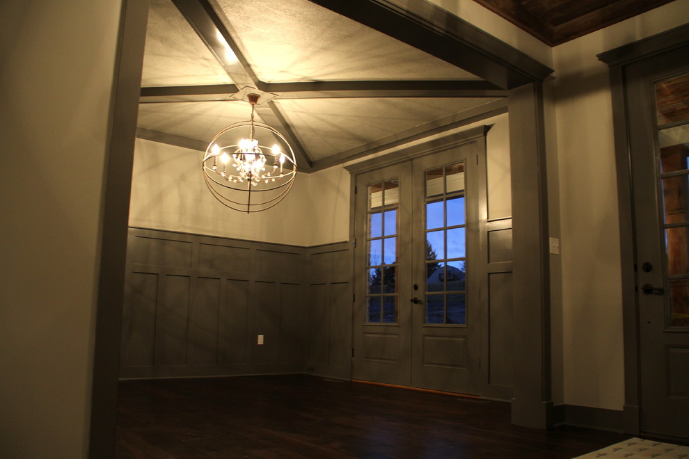 他の地域にある高級な中くらいなラスティックスタイルのおしゃれな玄関ロビー (白い壁、濃色無垢フローリング、グレーのドア、茶色い床) の写真