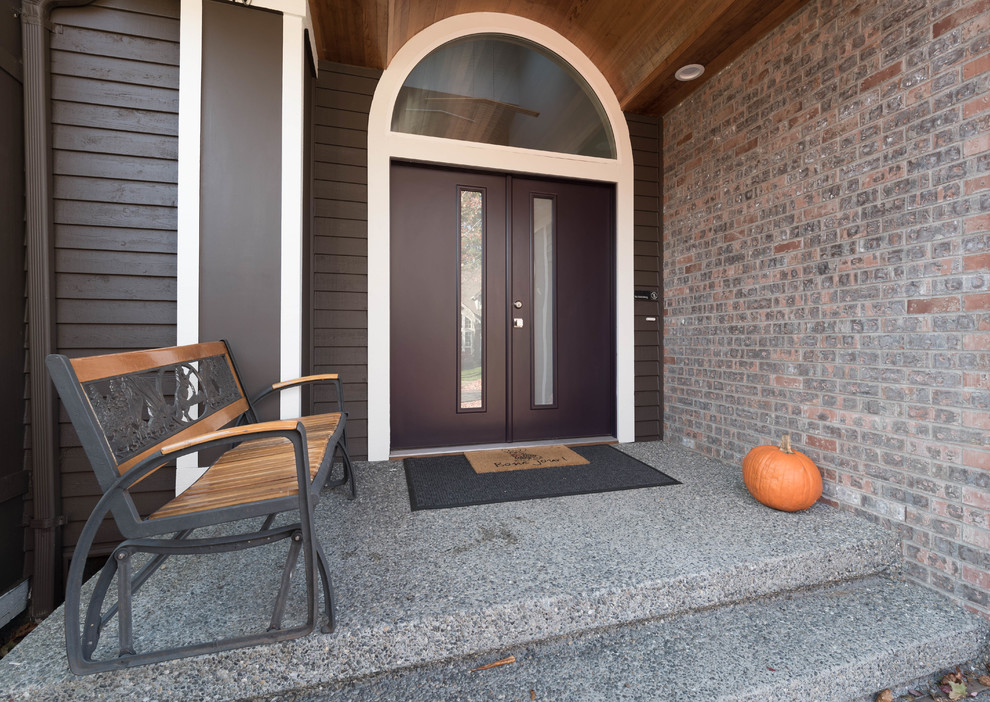 Mittelgroße Moderne Haustür mit dunklem Holzboden, Doppeltür und grauem Boden in Seattle