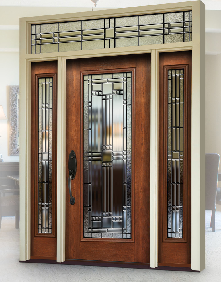 Ejemplo de puerta principal clásica grande con paredes marrones, puerta simple, puerta de madera oscura y suelo gris