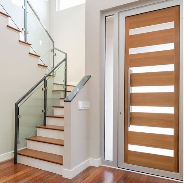 Cette photo montre une grande entrée tendance avec une porte simple et une porte en bois brun.