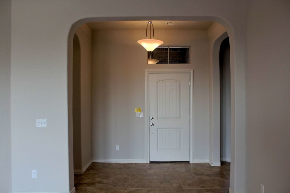 Свежая идея для дизайна: маленькое фойе в стиле неоклассика (современная классика) с полом из керамической плитки, одностворчатой входной дверью и белой входной дверью для на участке и в саду - отличное фото интерьера
